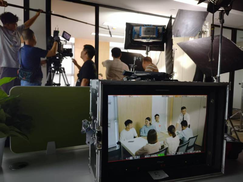 仪征市TVC拍摄公司：科技产品视觉化大师，诠释未来感与功能美学